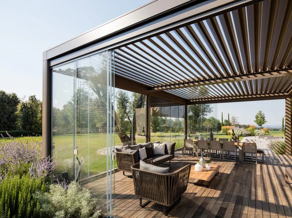 Agence M Com Marseille GalloMenuiserie Tavernes FenetreAluBois Pergolas bioclimatiques